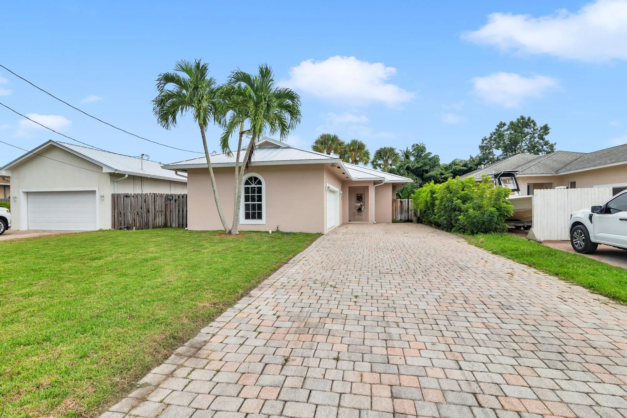 17684 Cinquez Park Road W