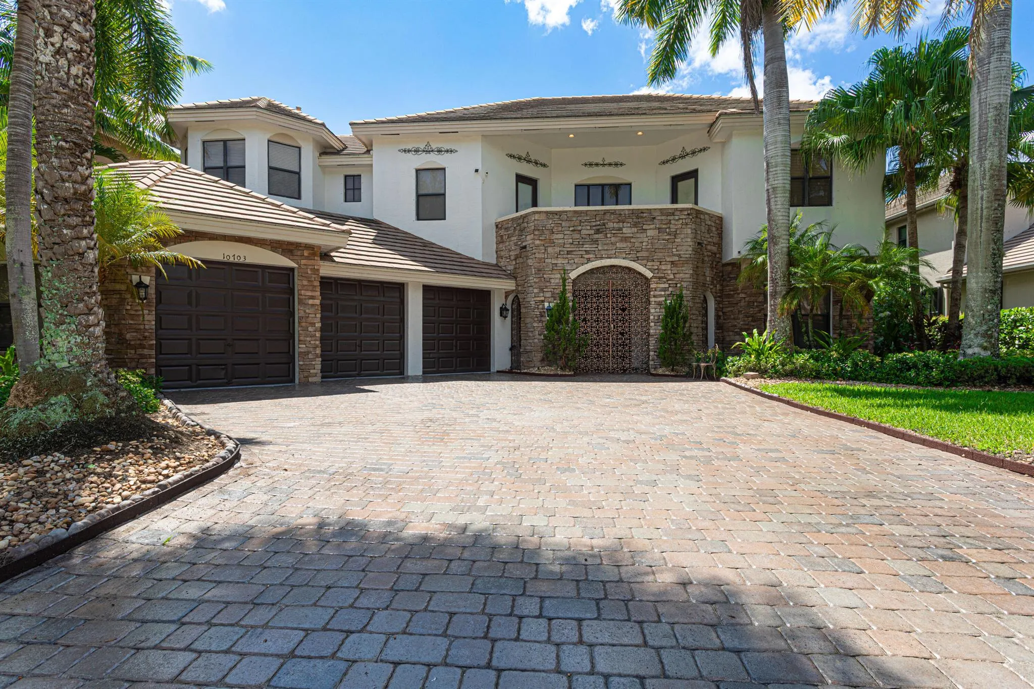 10703 Versailles Boulevard