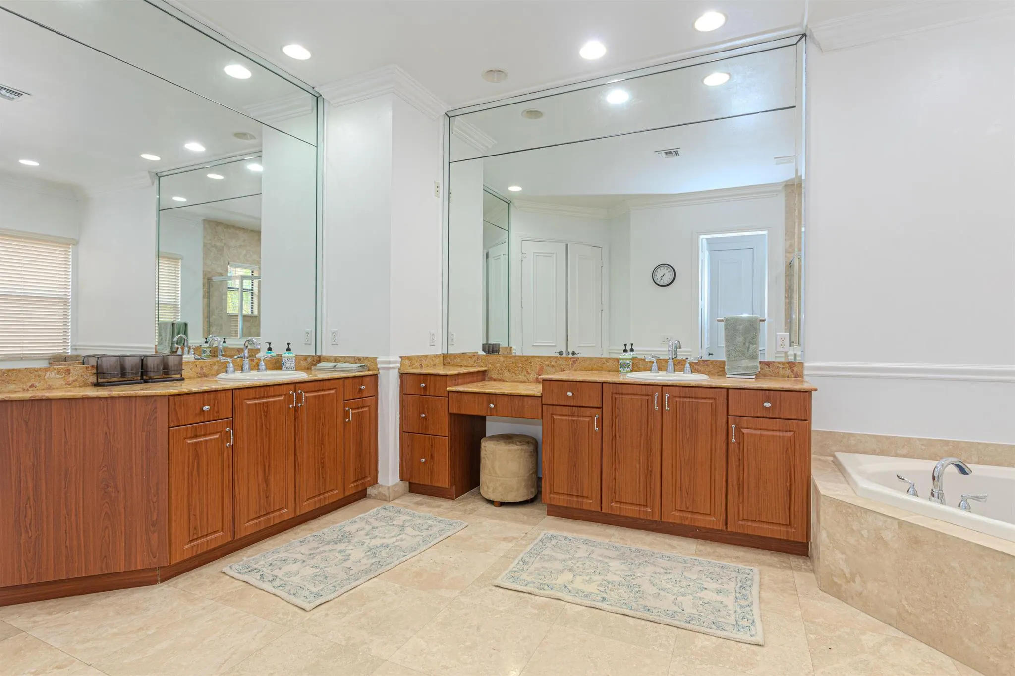 10703 Versailles Boulevard