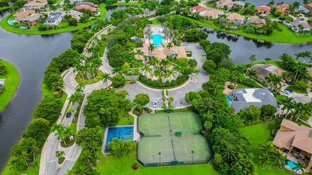 10703 Versailles Boulevard