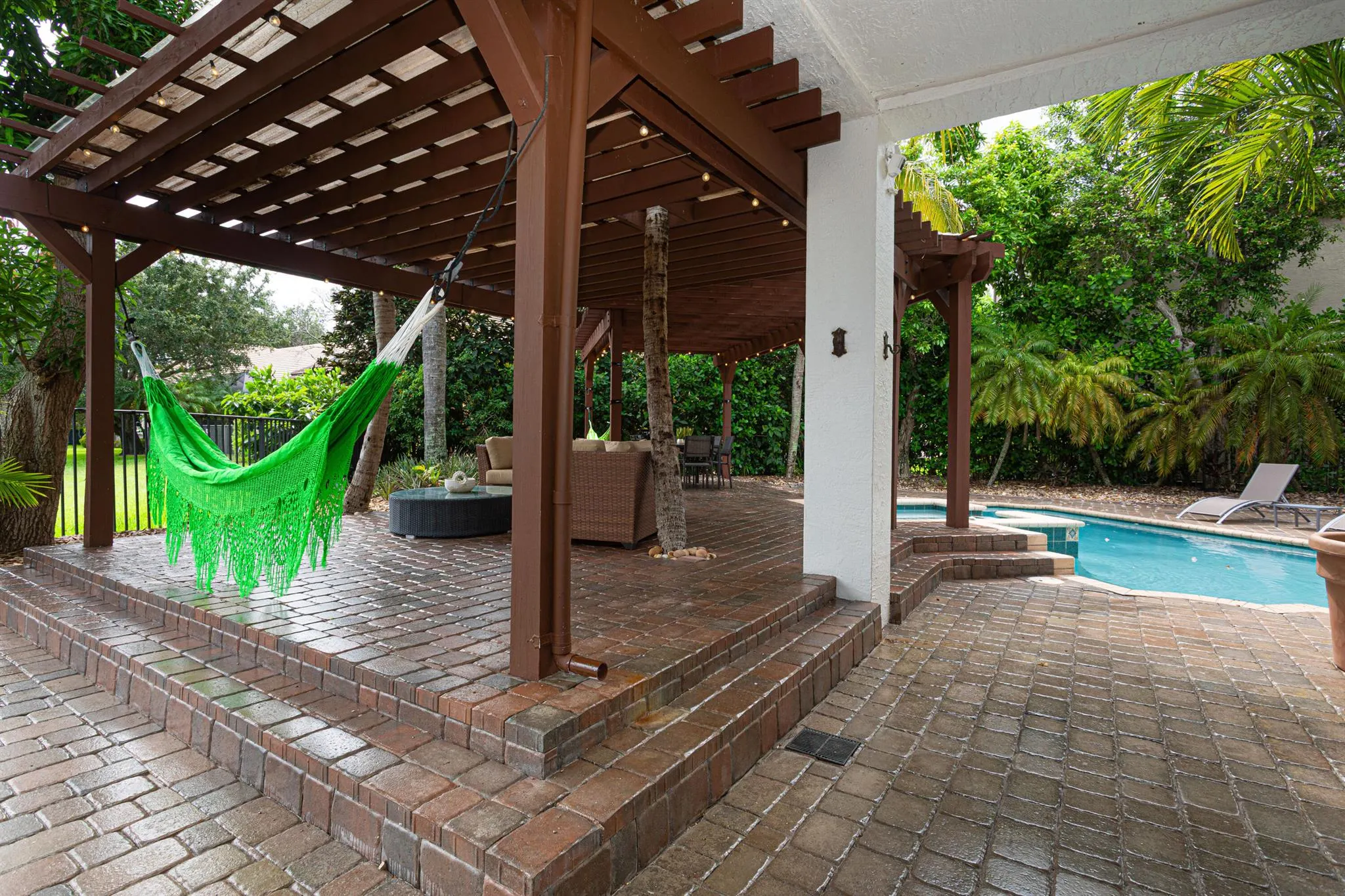 10703 Versailles Boulevard