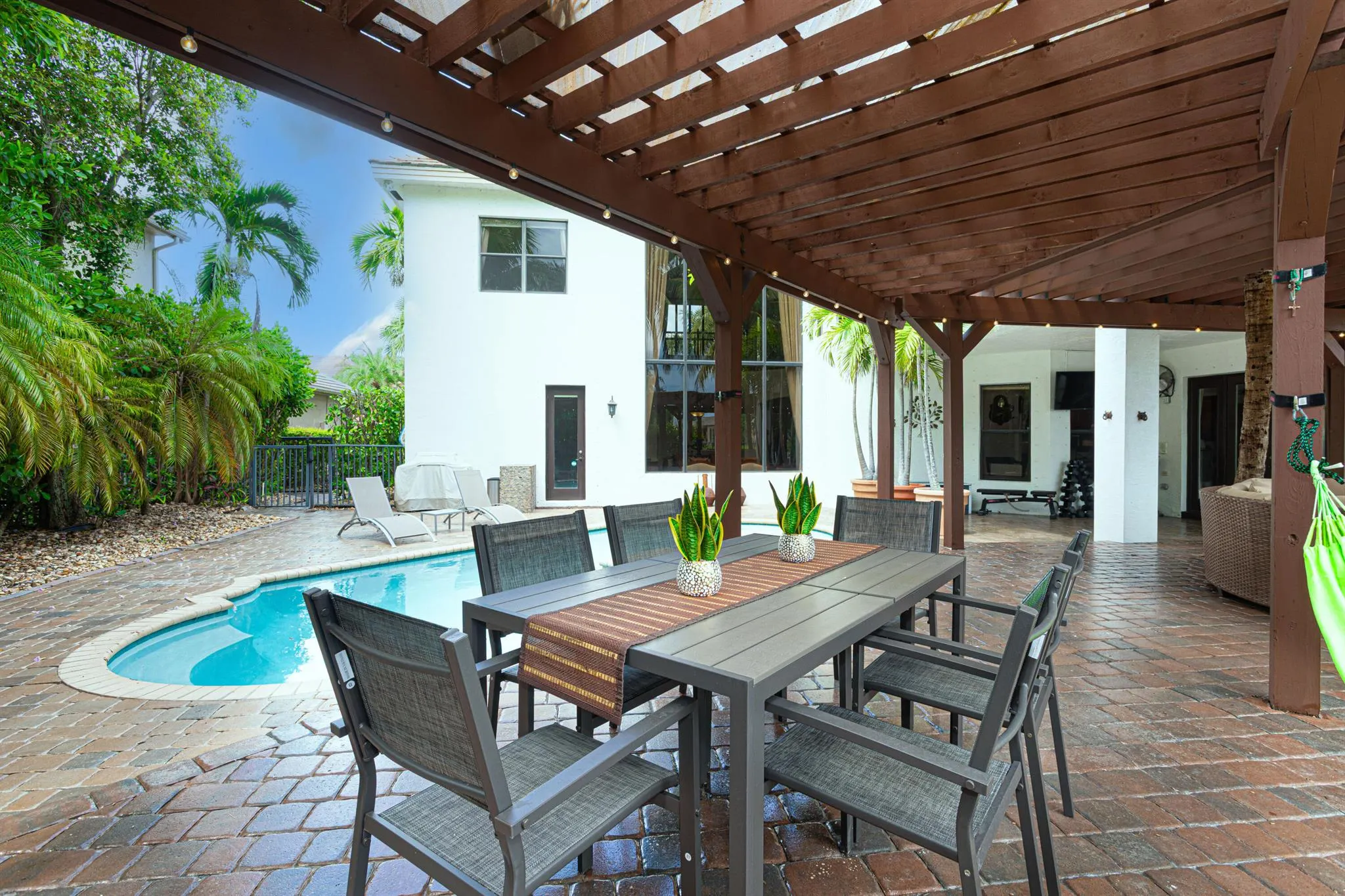 10703 Versailles Boulevard