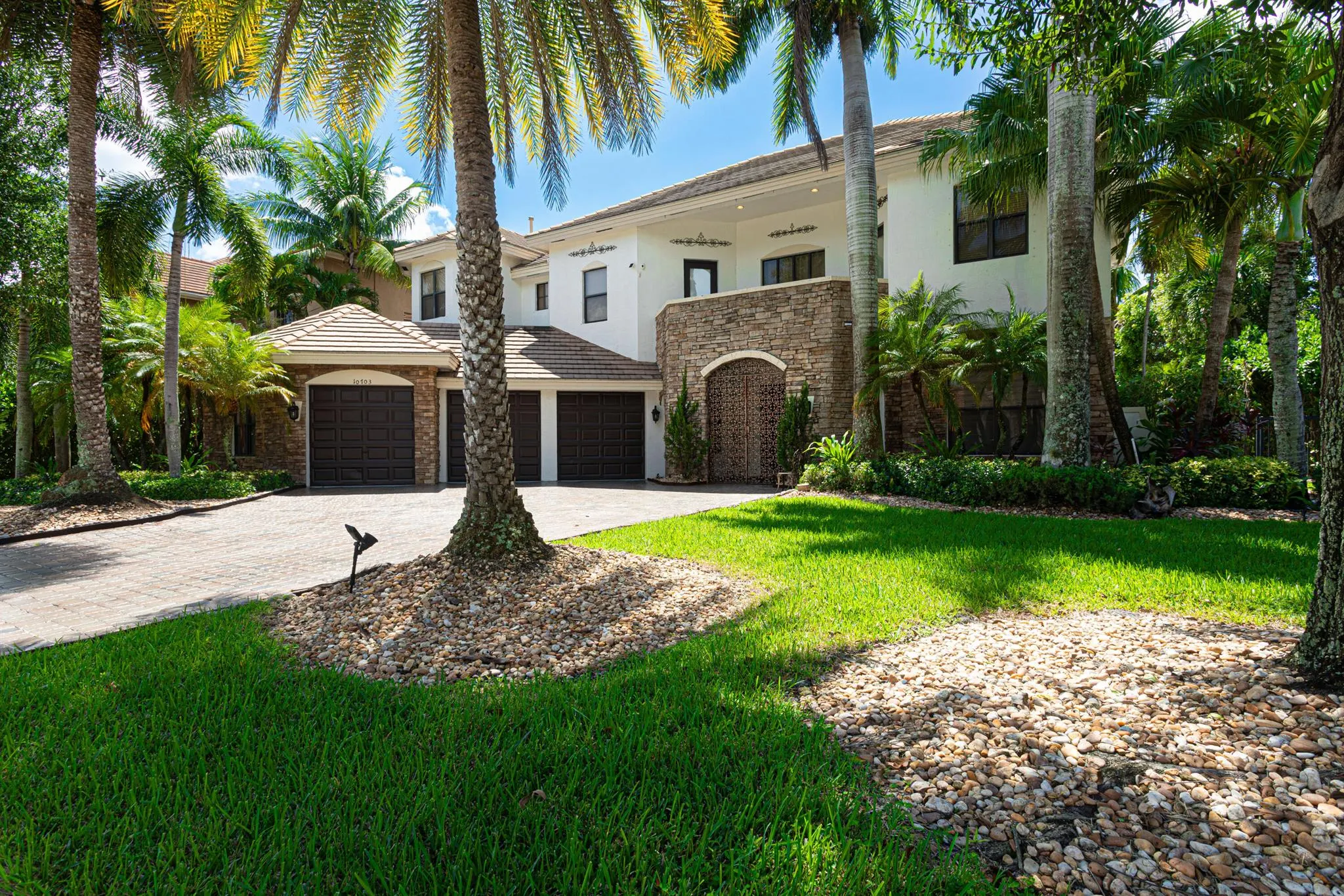 10703 Versailles Boulevard