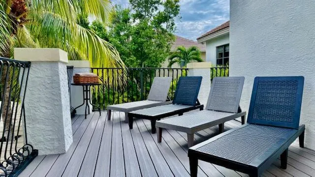 10703 Versailles Boulevard