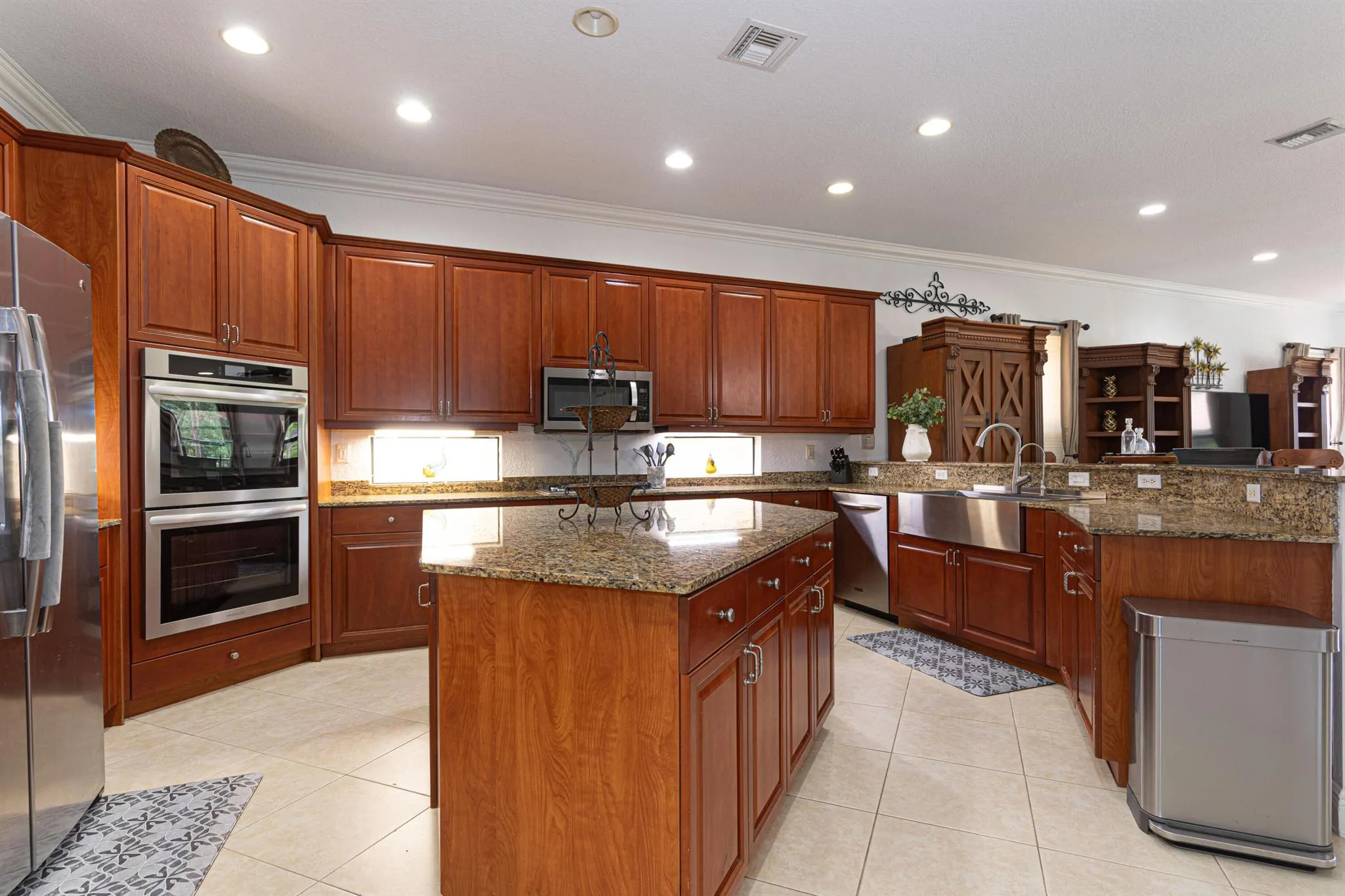10703 Versailles Boulevard