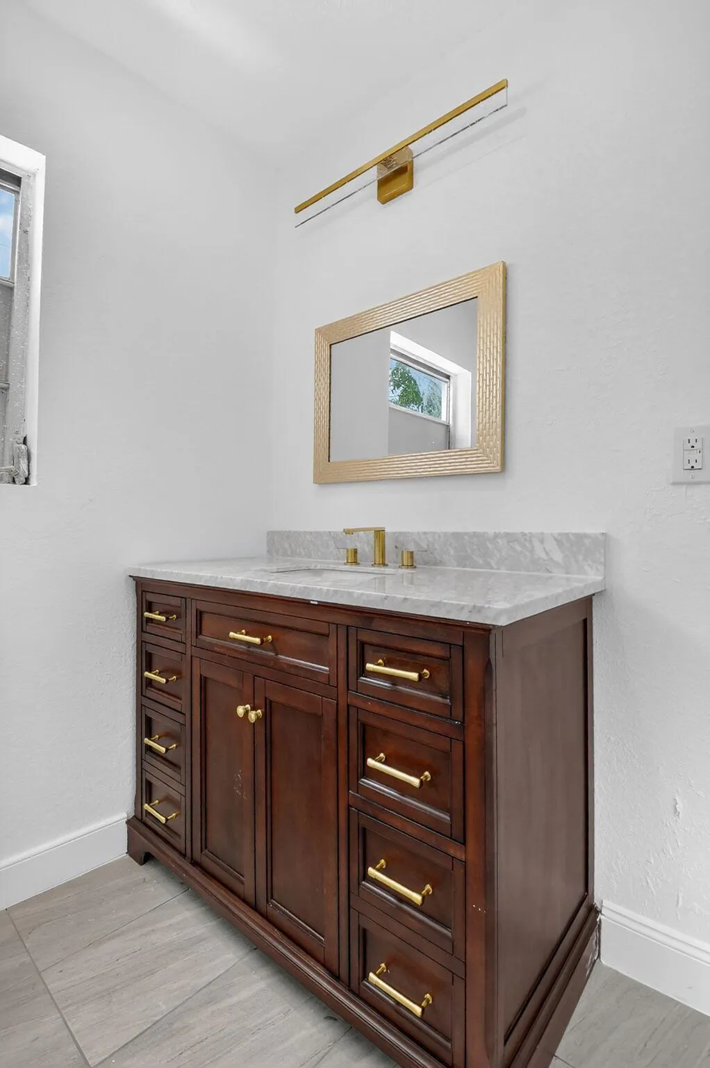 1249 W 7th Street