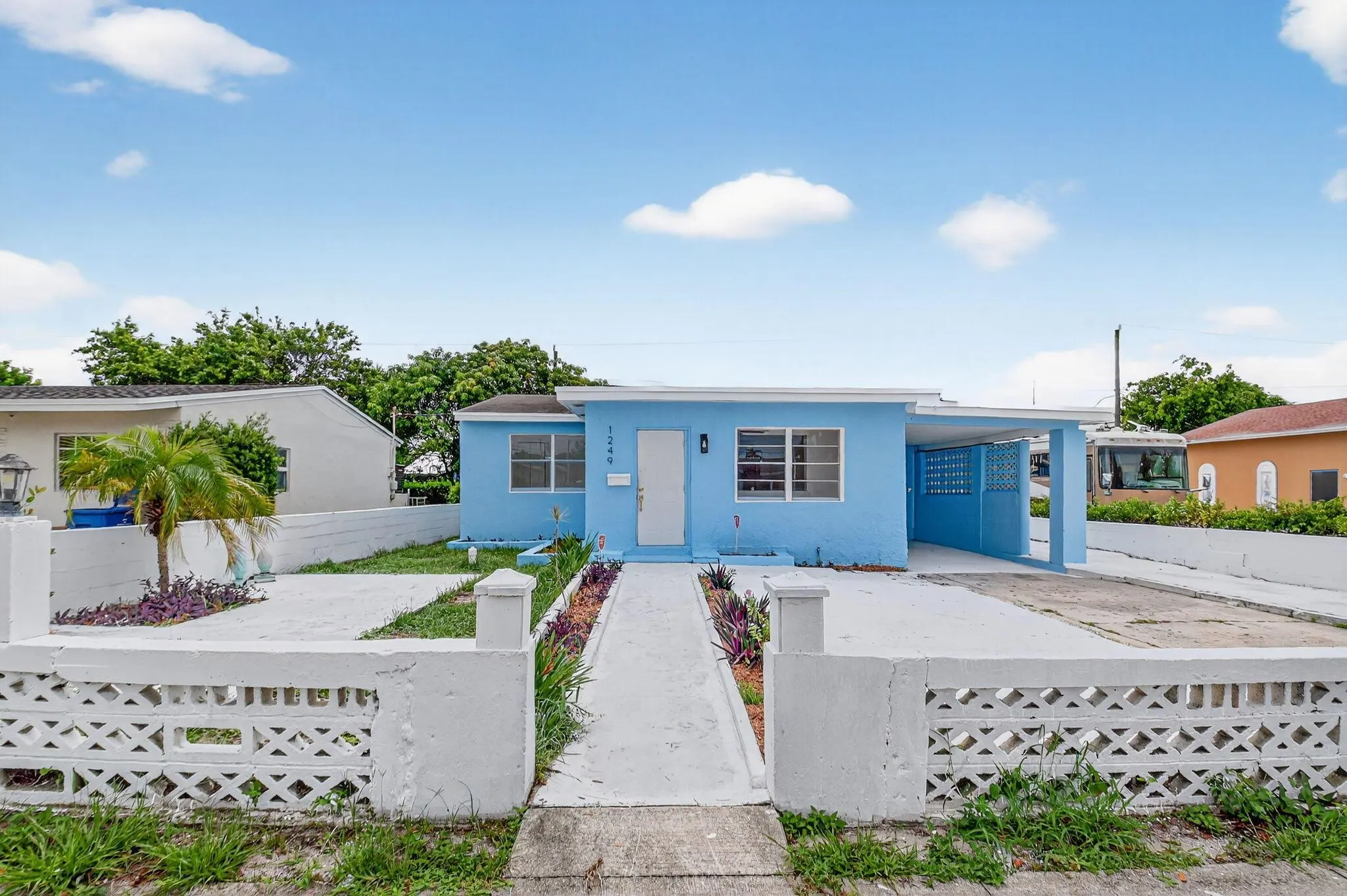 1249 W 7th Street