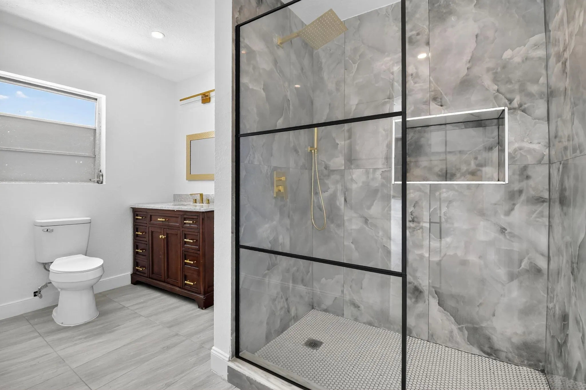 1249 W 7th Street