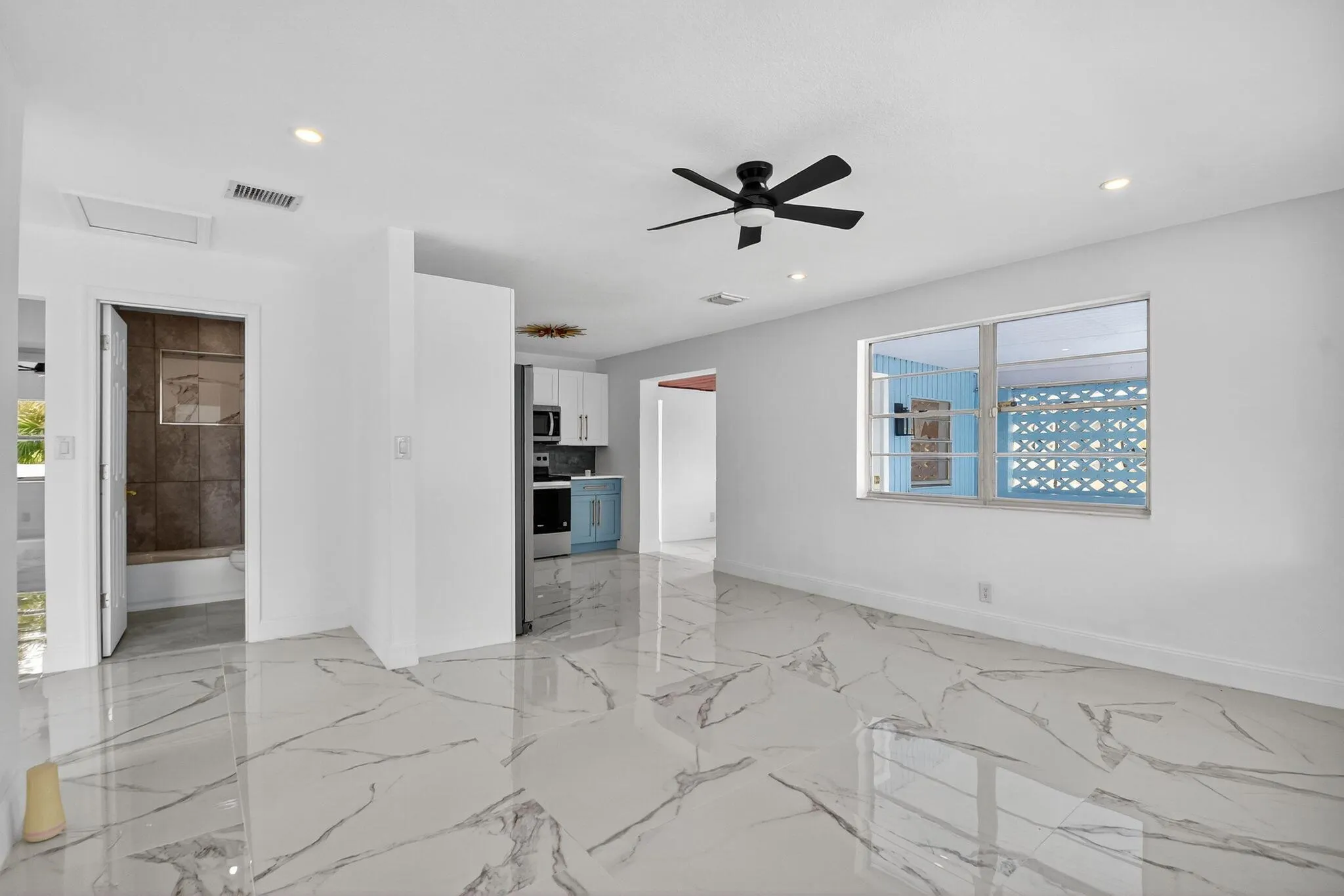1249 W 7th Street