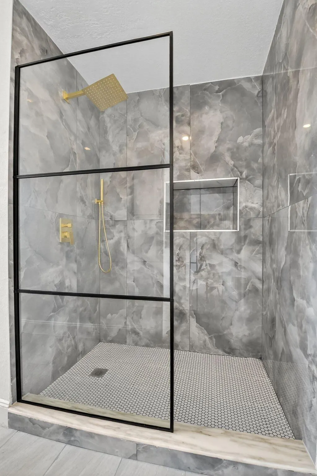 1249 W 7th Street