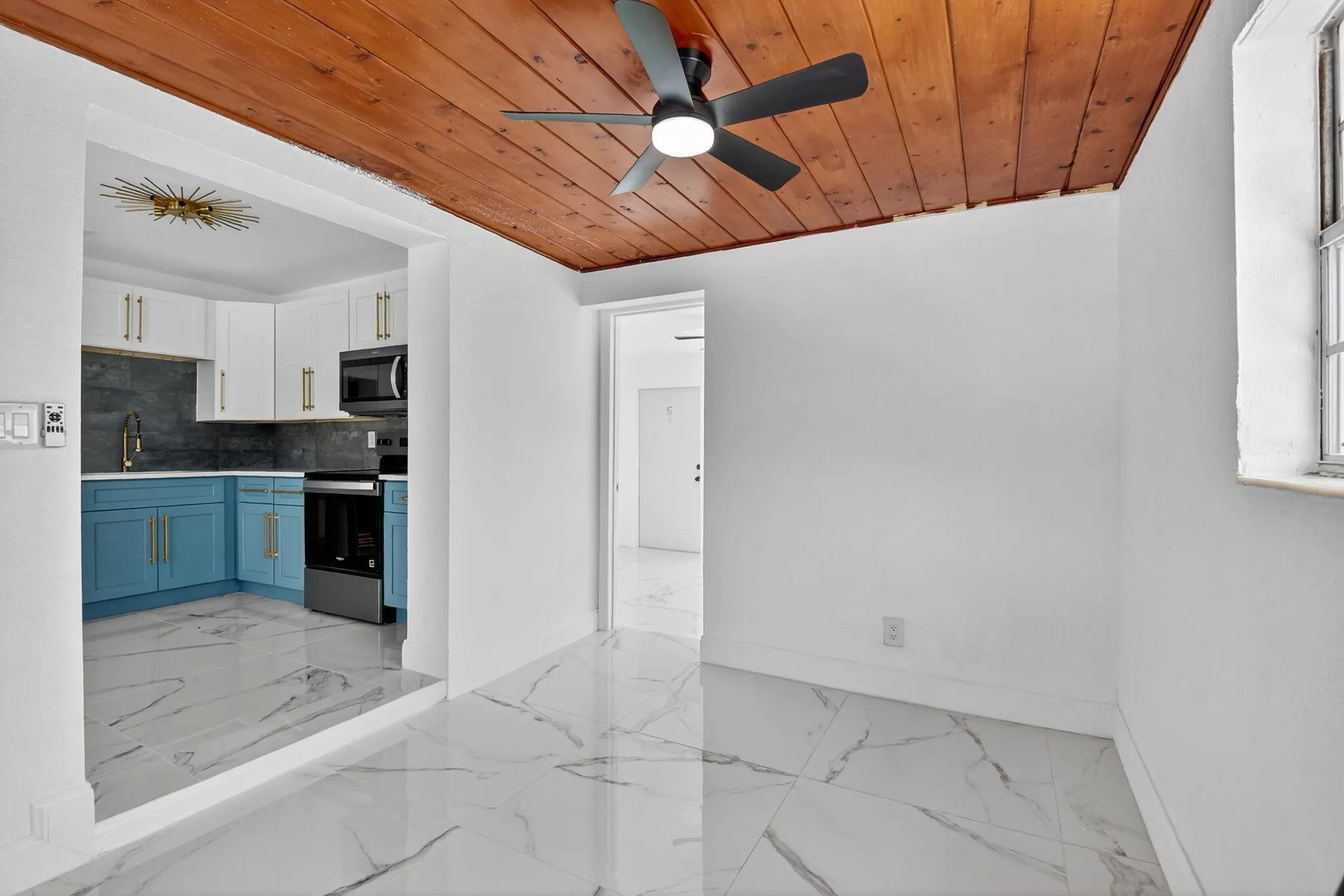 1249 W 7th Street