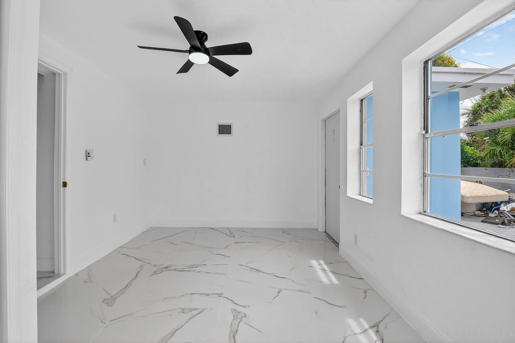 1249 W 7th Street