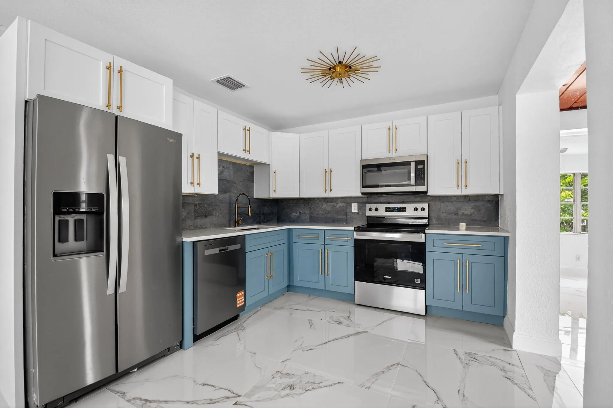 1249 W 7th Street