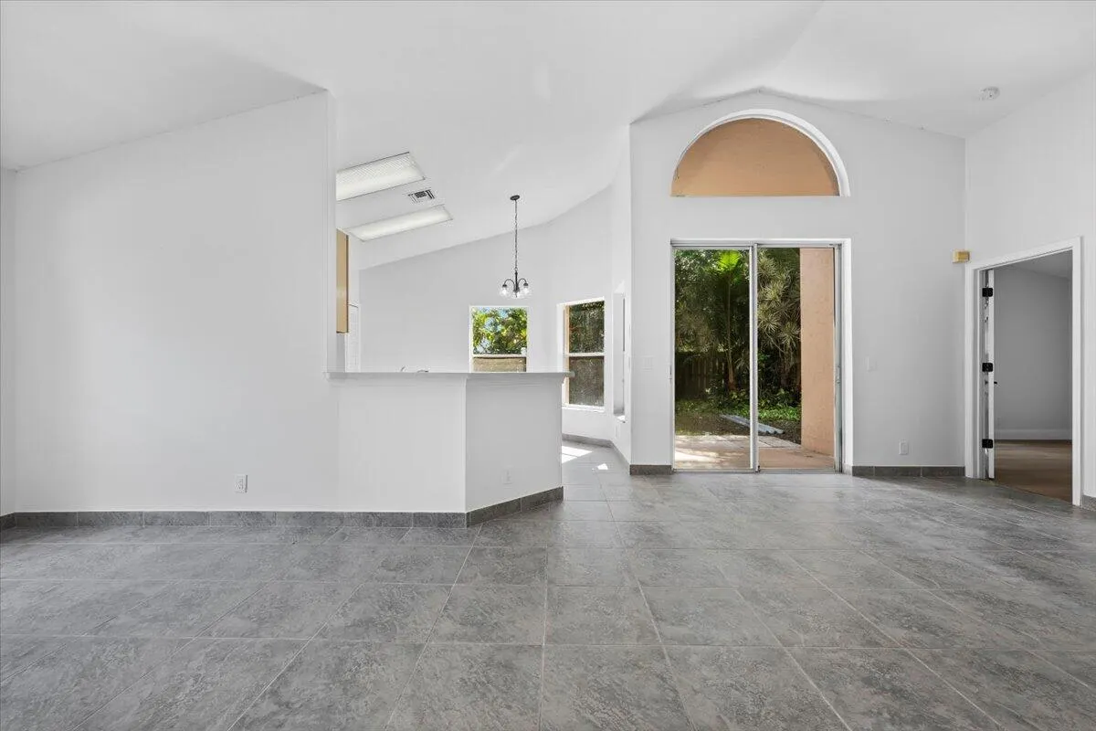 4295 Grosvenor Court