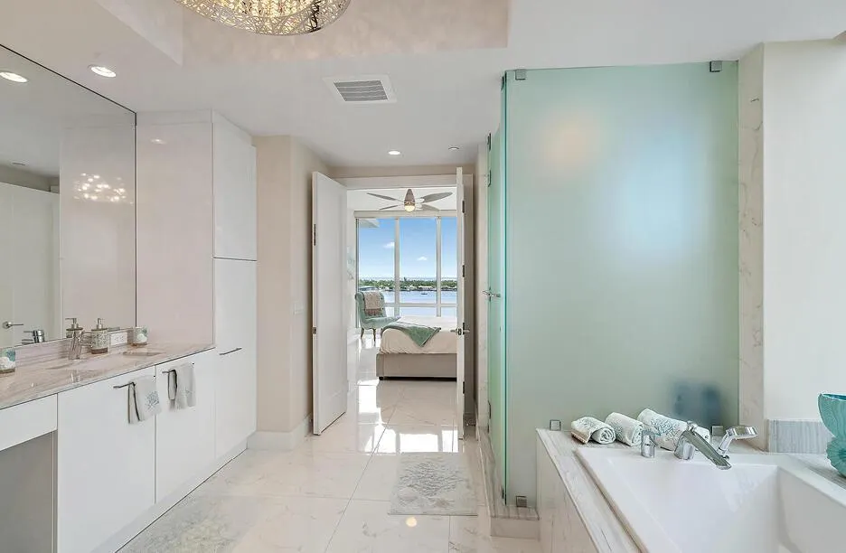 1 Water Club Way, #1004
