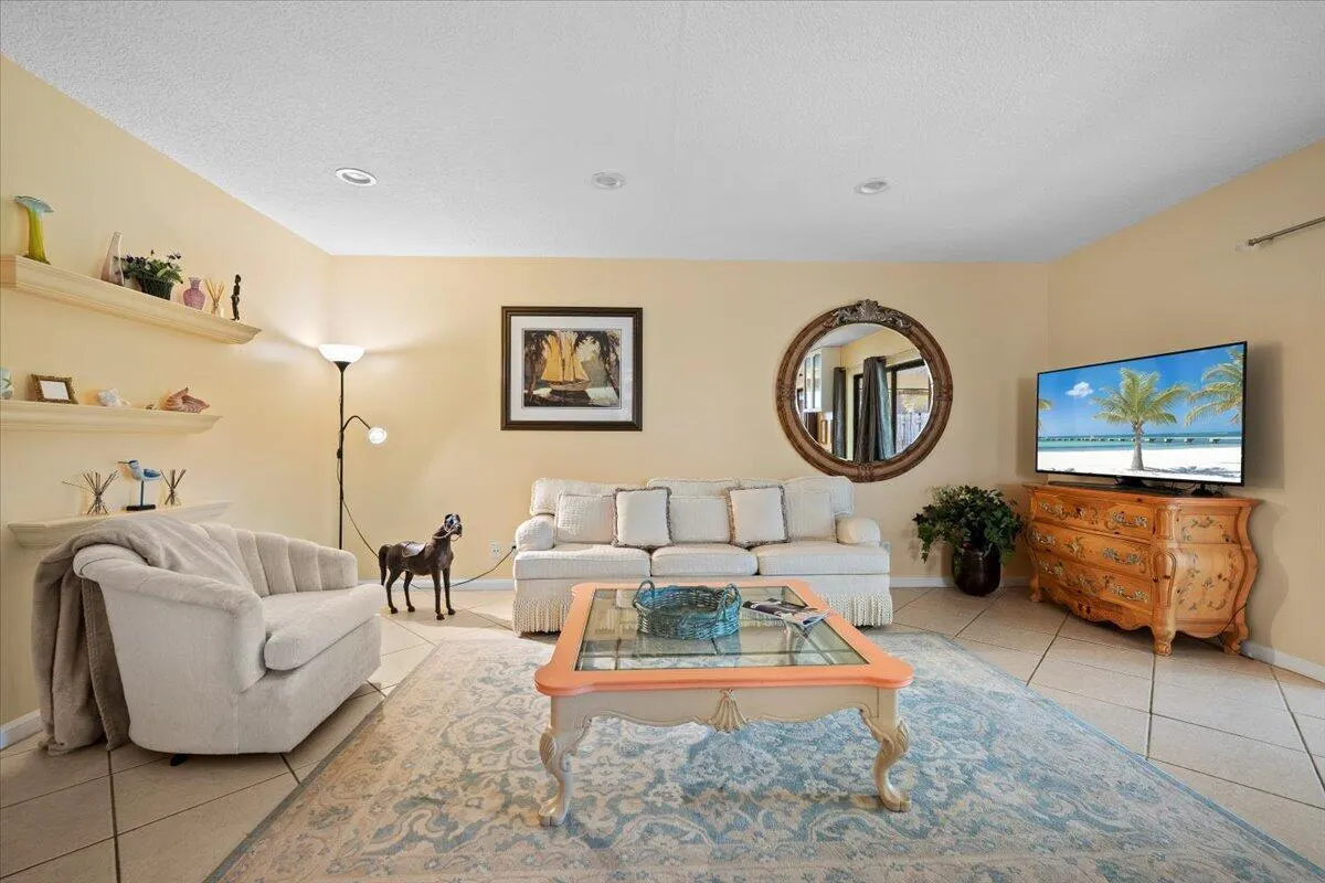 1419 Riverside Circle