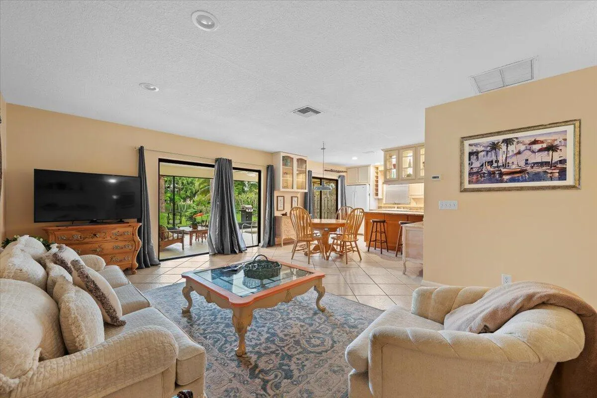 1419 Riverside Circle