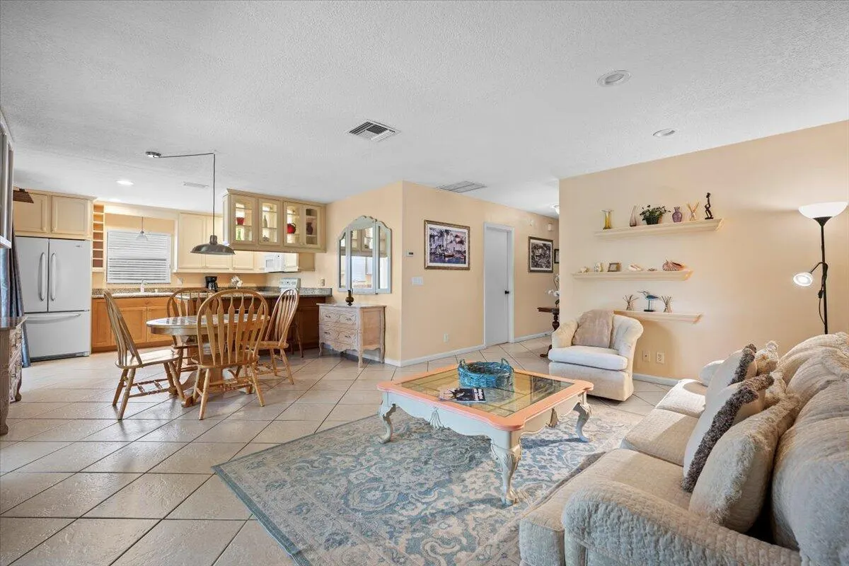 1419 Riverside Circle