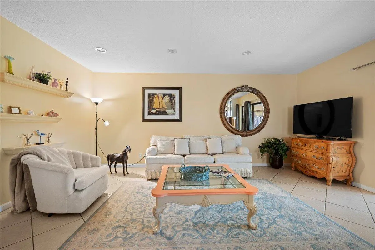 1419 Riverside Circle