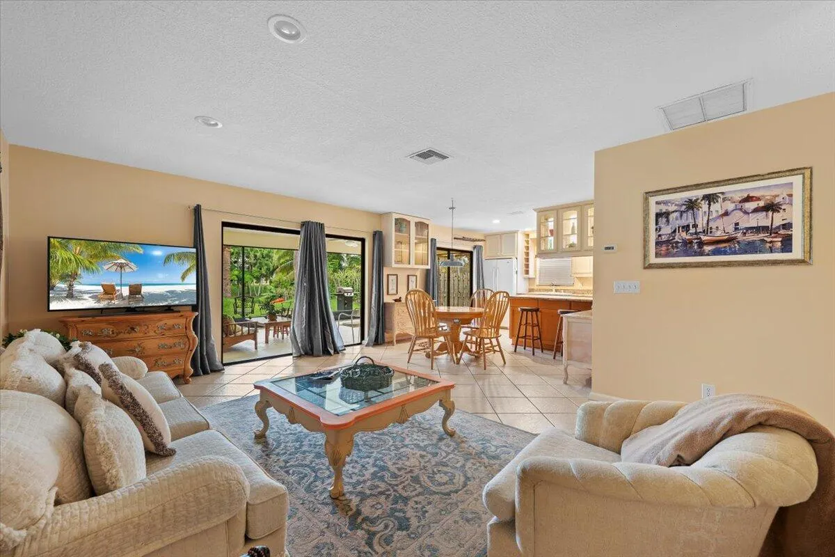 1419 Riverside Circle