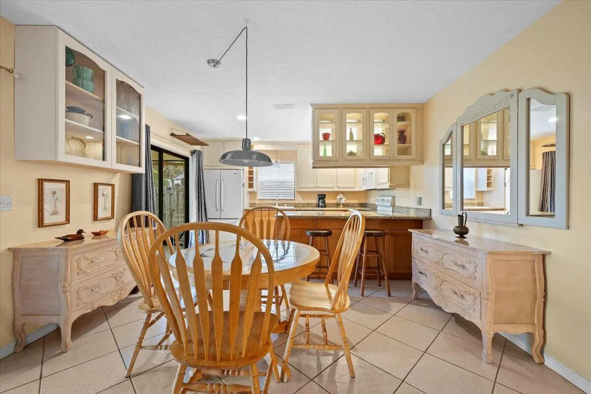 1419 Riverside Circle