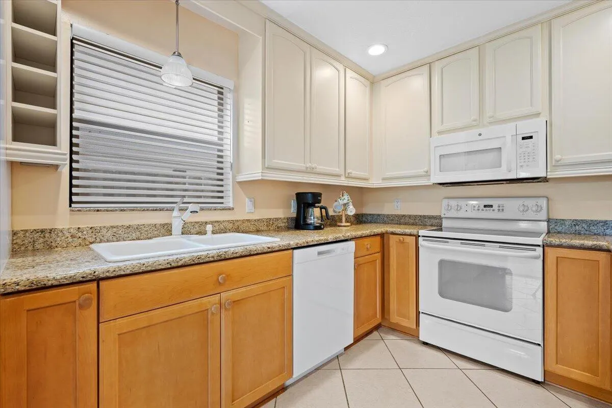 1419 Riverside Circle