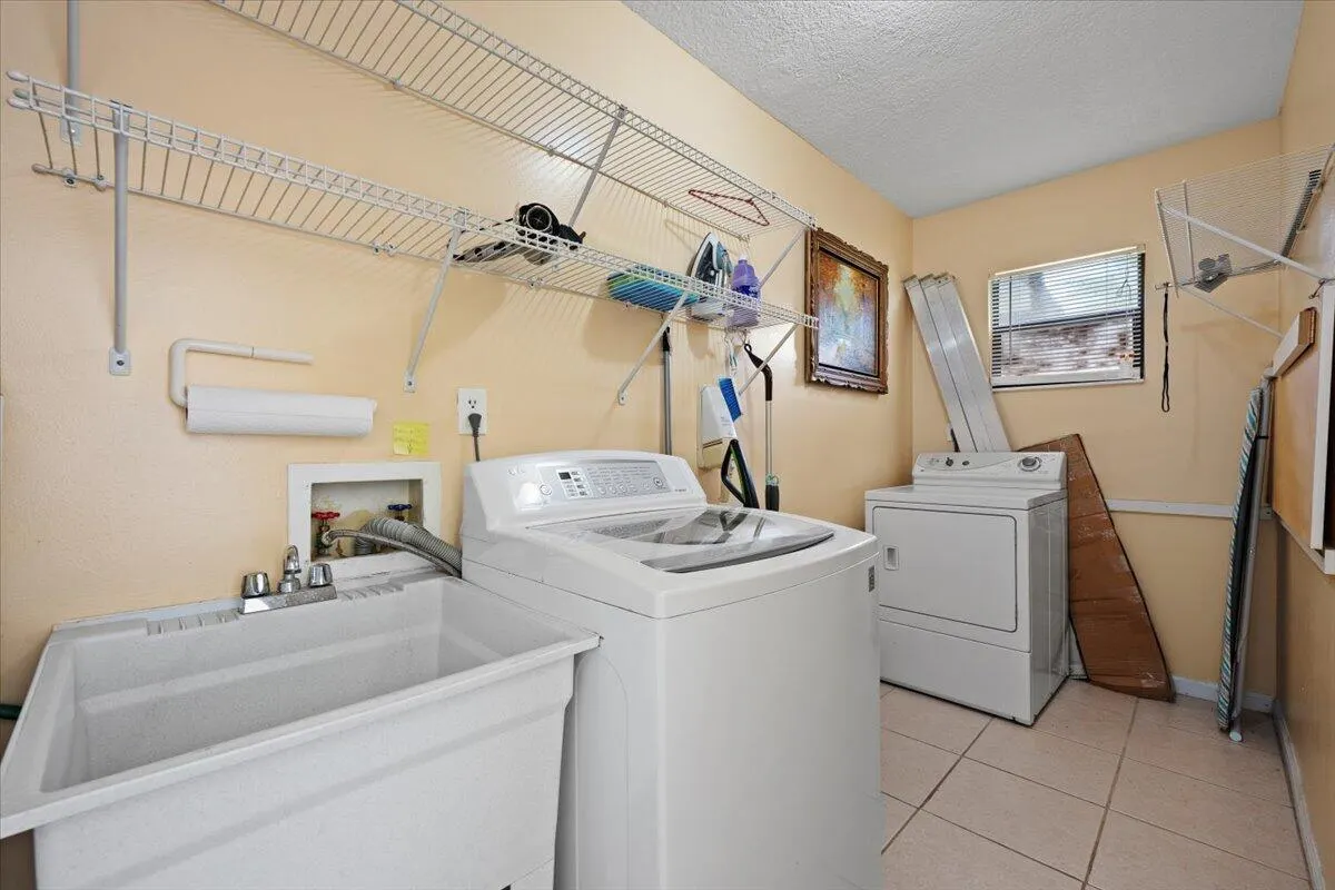 1419 Riverside Circle