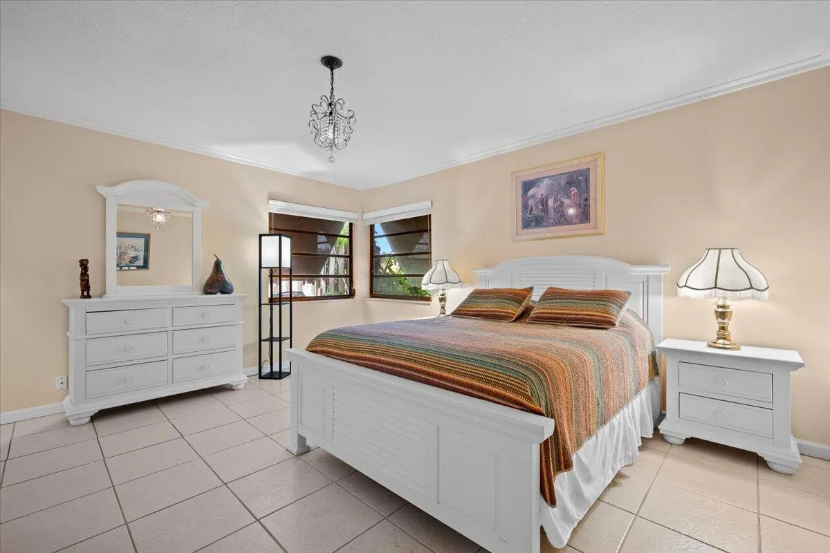 1419 Riverside Circle