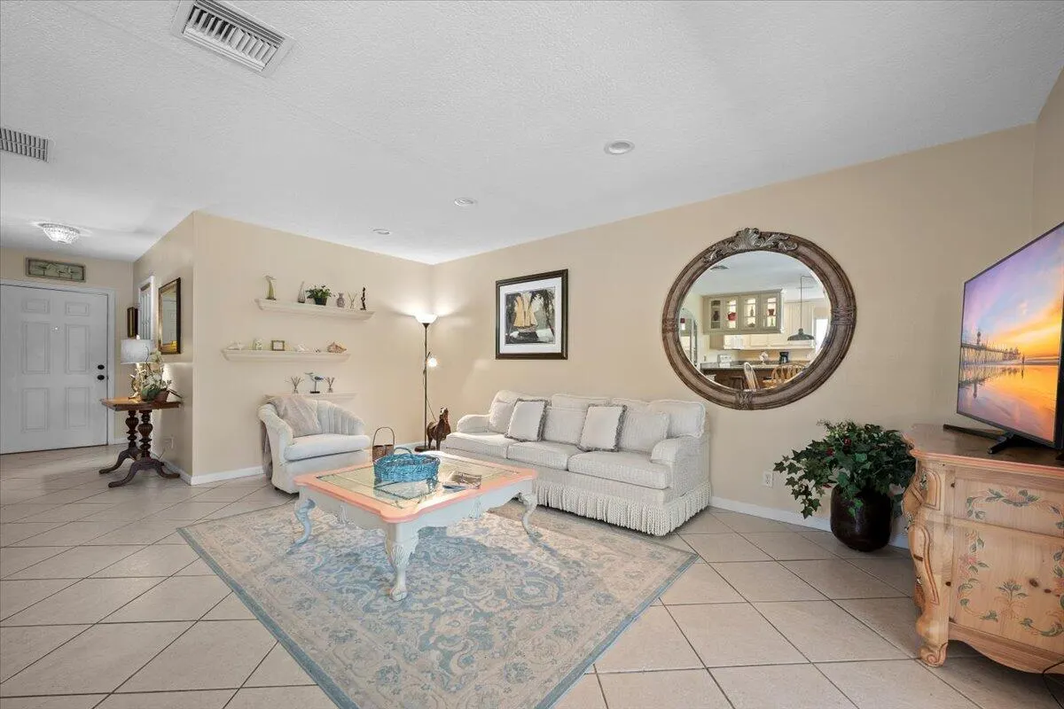 1419 Riverside Circle