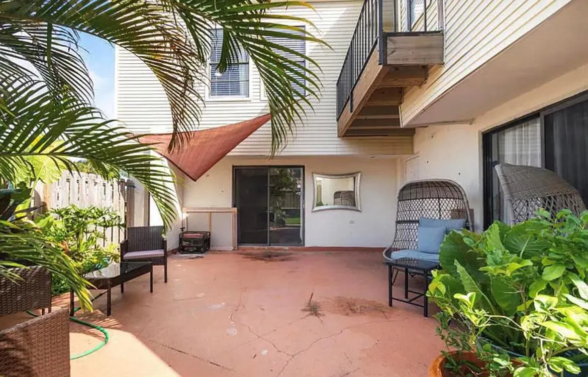 1520 Shaker Circle