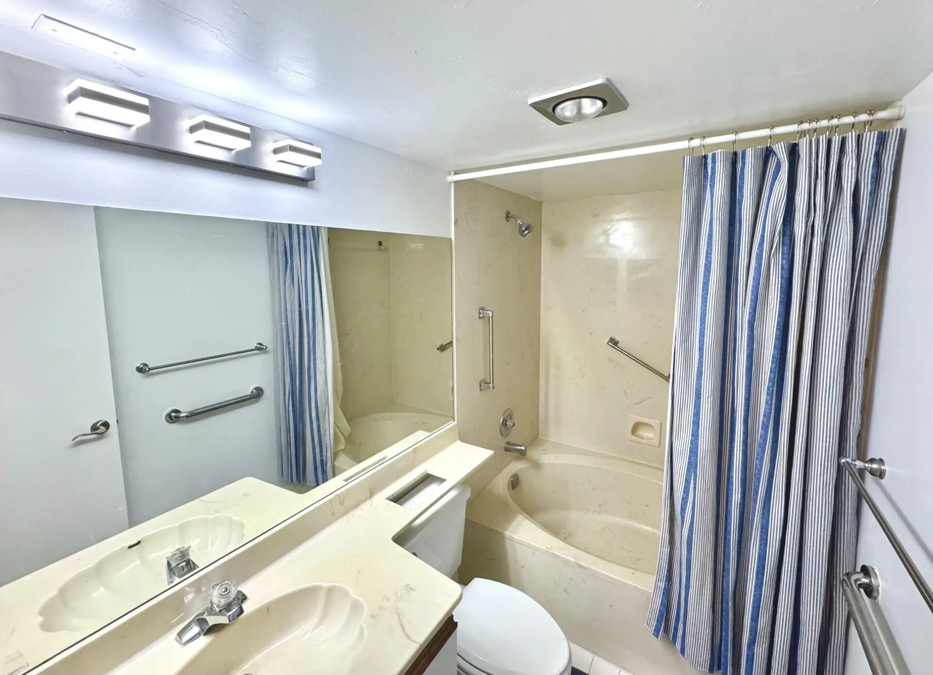 5121 Oak Hill Lane, #412