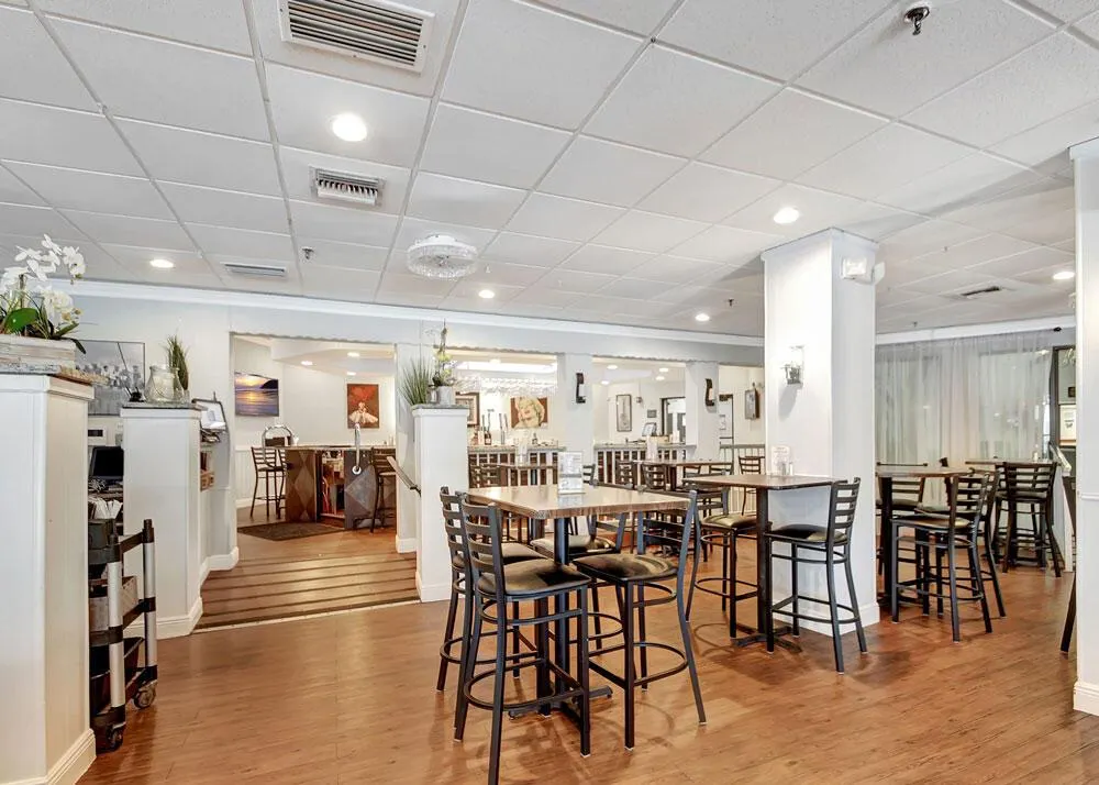 3661 Via Poinciana, #113