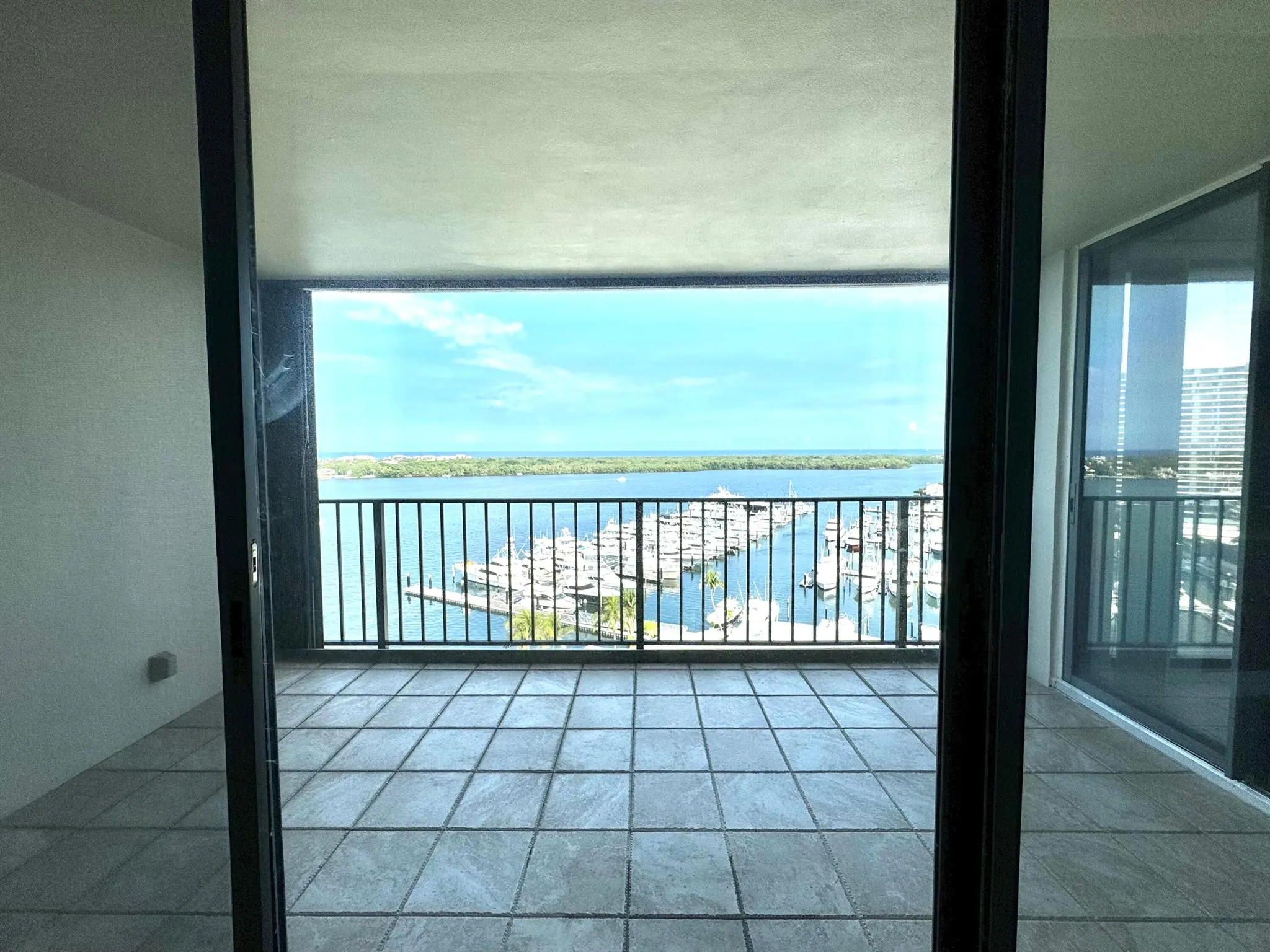 122 Lakeshore Drive, #Ph-33