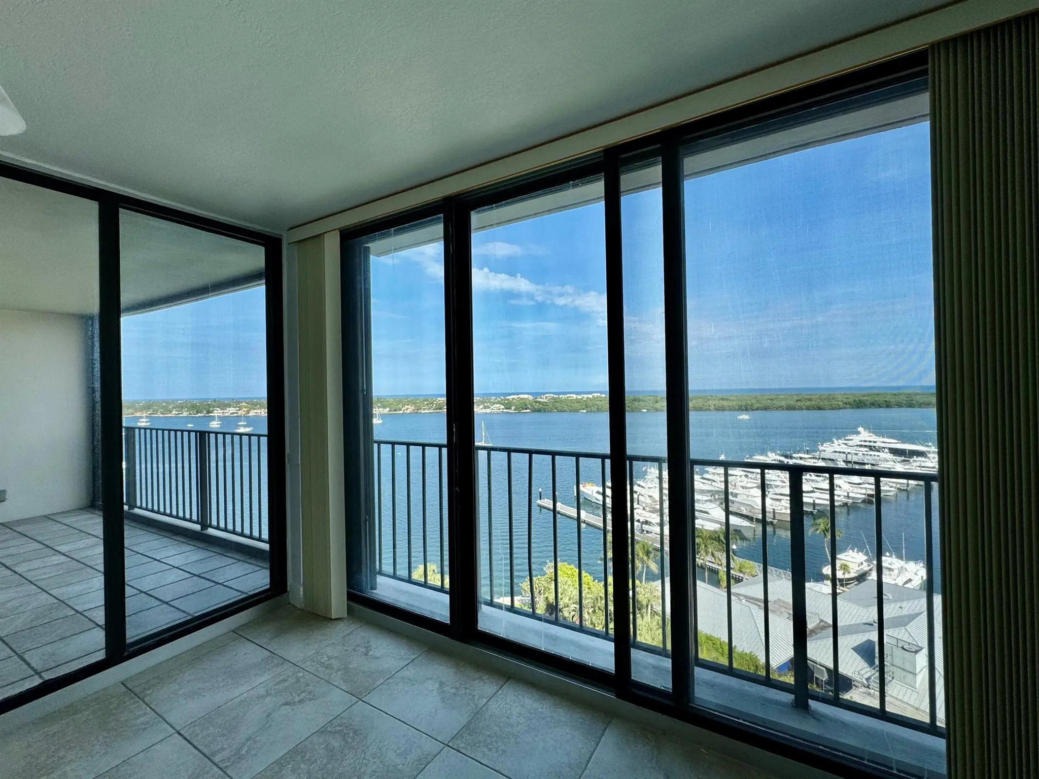 122 Lakeshore Drive, #Ph-33