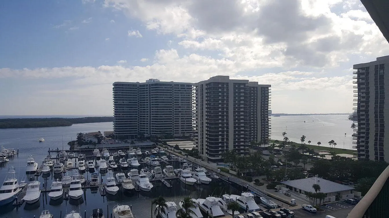 122 Lakeshore Drive, #Ph-33