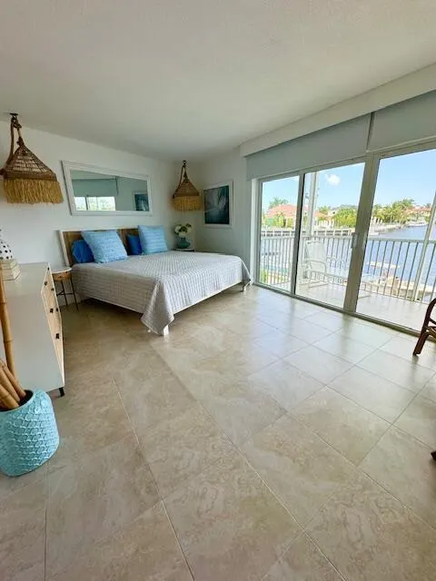 390 N Federal Highway, #203