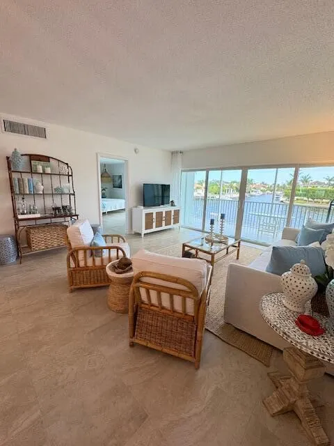 390 N Federal Highway, #203