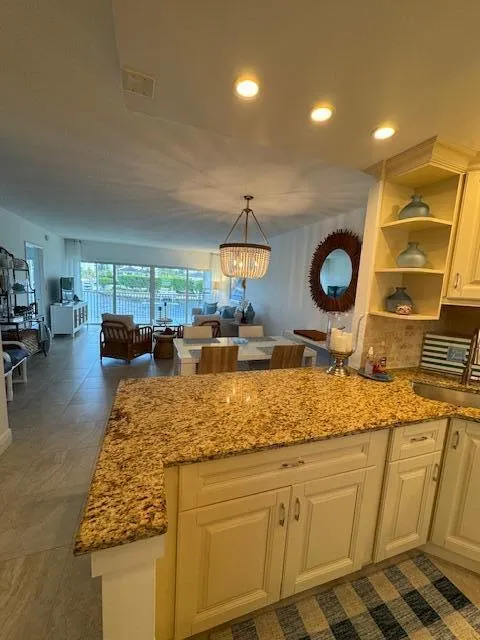 390 N Federal Highway, #203