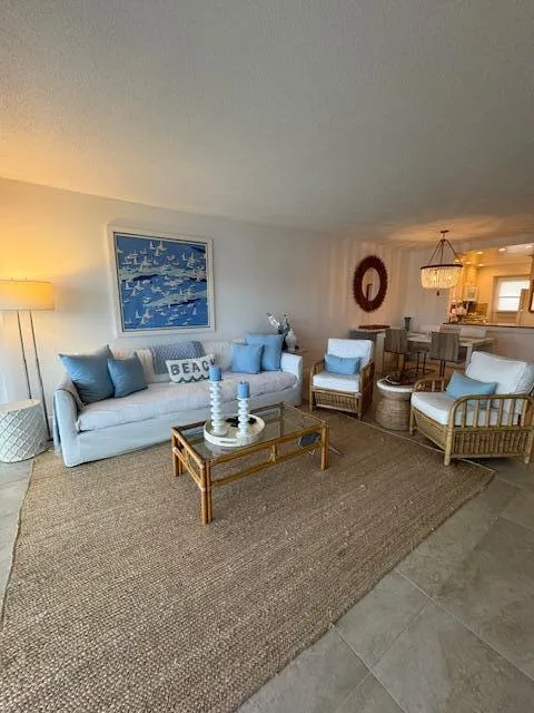 390 N Federal Highway, #203