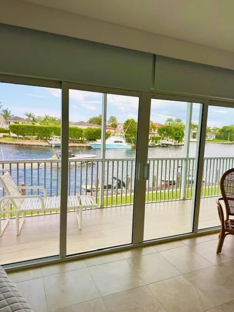 390 N Federal Highway, #203