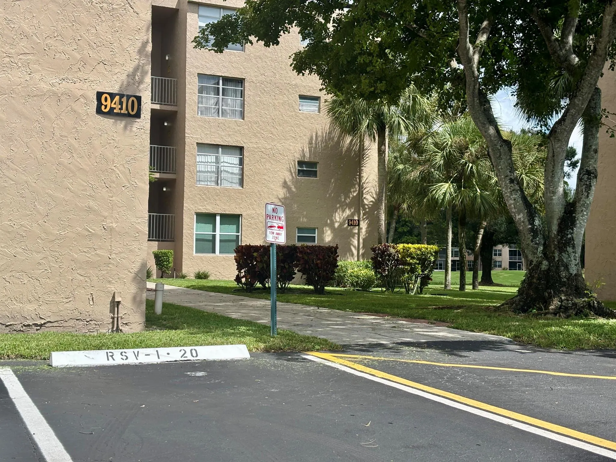 9410 Tangerine Pl, #403