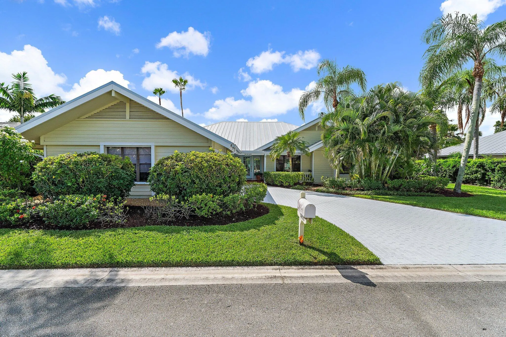 10690 SE Jupiter Narrows Drive
