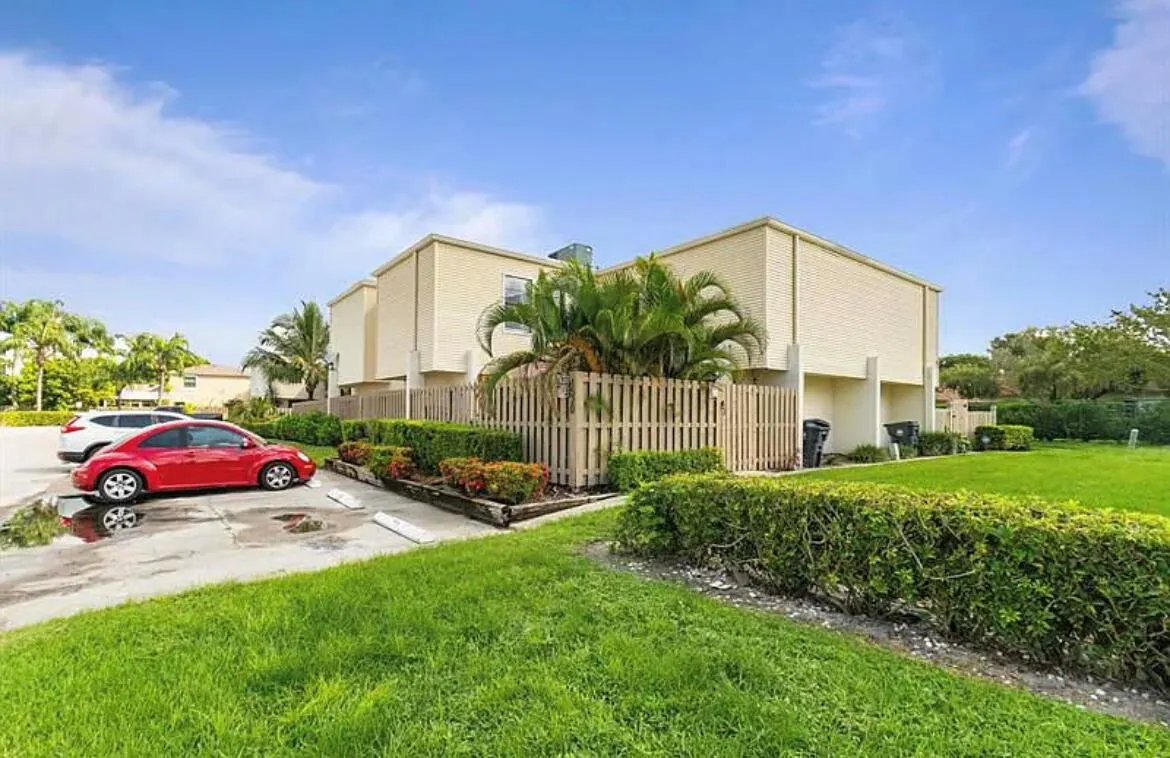 1520 Shaker Circle Circle
