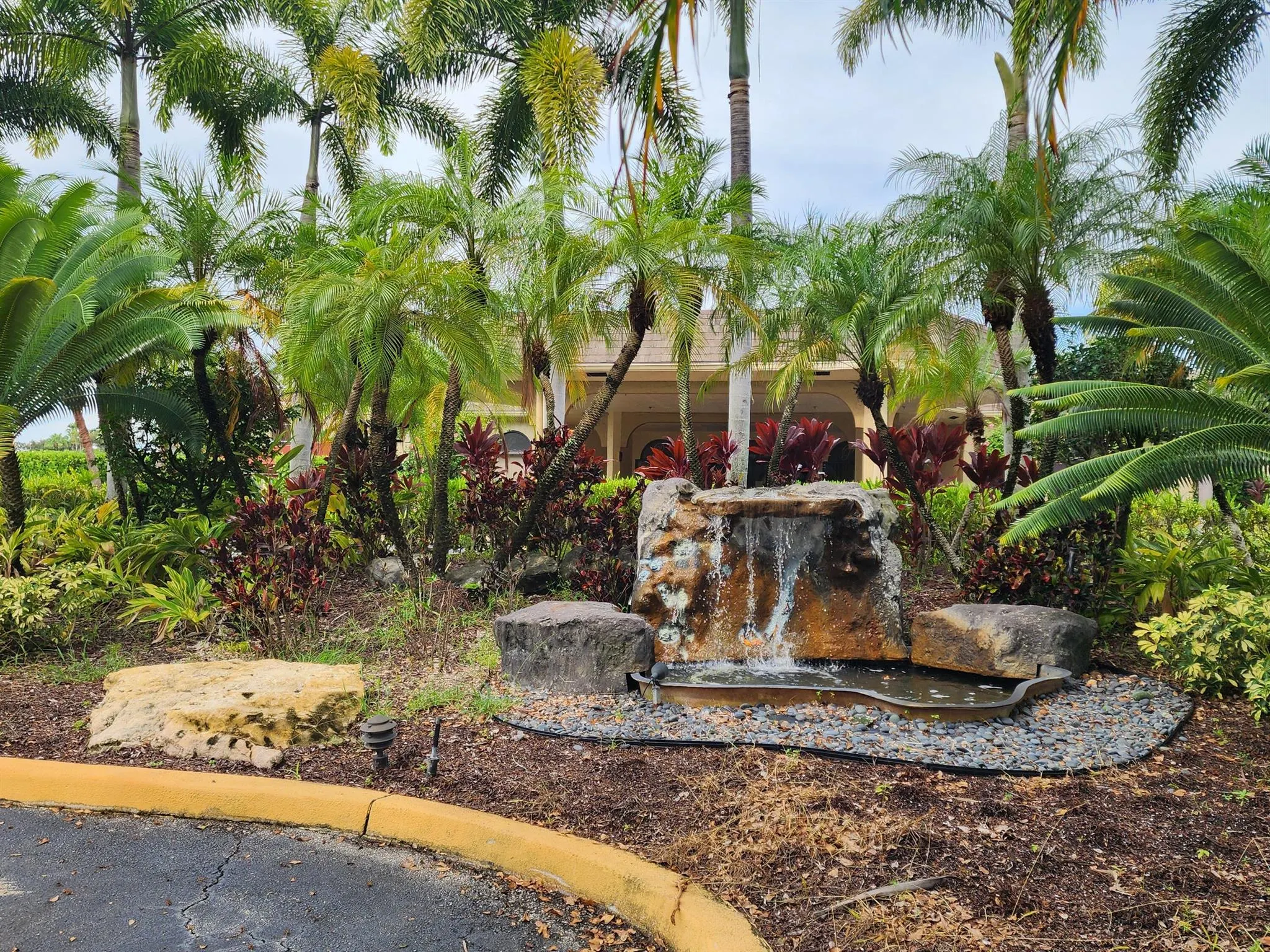 3755 Via Poinciana, #607