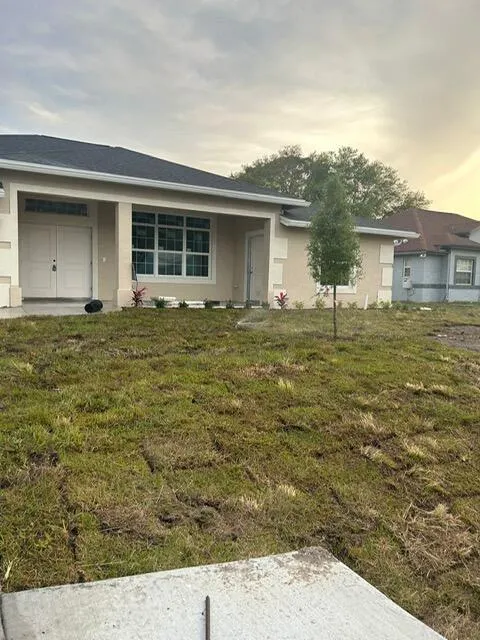 900 SW Versailles Avenue