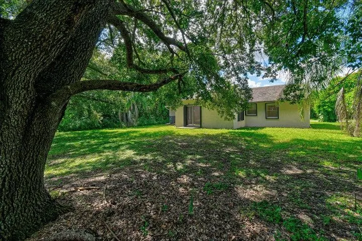 109 SW Essex Drive
