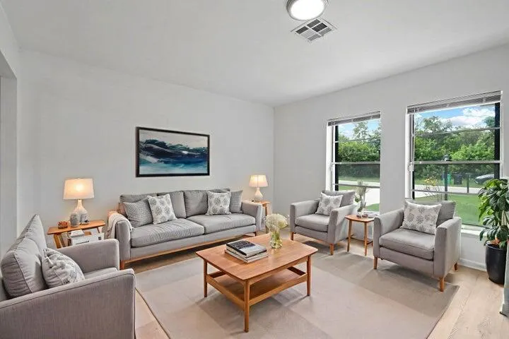 109 SW Essex Drive