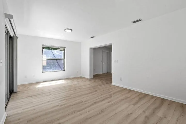 109 SW Essex Drive