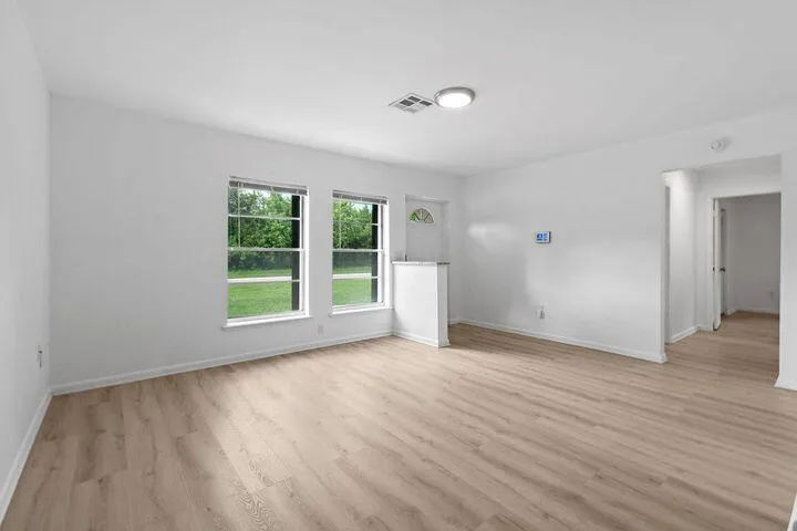 109 SW Essex Drive