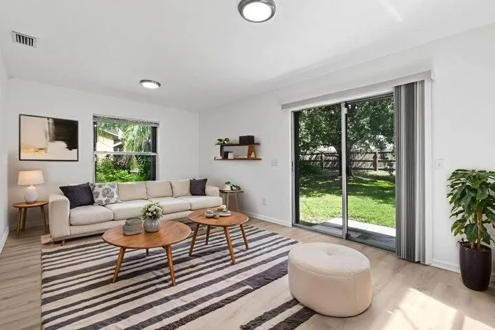 109 SW Essex Drive